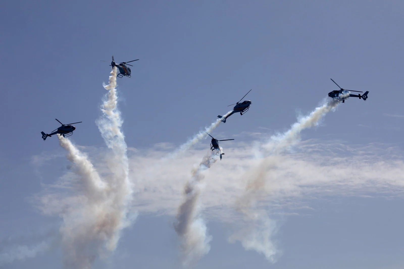 Desde primera hora de la mañana la playa ya estaba llena de amantes de la cultura aeronáutica para coger sitio y presenciar lo que ya se reconoce como uno de los mejores festivales aéreos de Europa. Uno de los espectáculos que ha suscitado mayor expectación ha sido el conocido como 'dron humano' de Gravity Industries. 