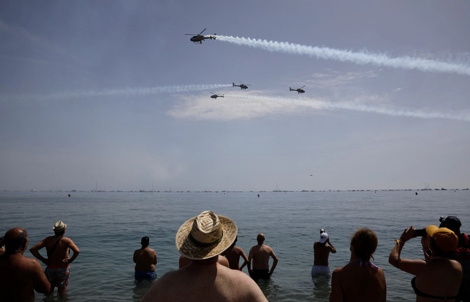 Desde primera hora de la mañana la playa ya estaba llena de amantes de la cultura aeronáutica para coger sitio y presenciar lo que ya se reconoce como uno de los mejores festivales aéreos de Europa. Uno de los espectáculos que ha suscitado mayor expectación ha sido el conocido como 'dron humano' de Gravity Industries. 