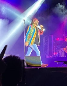 Imagen secundaria 2 - Arriba, imagen de Guaro, iluminado por 20.000 velas. Abajo, El Arrebato cantó con Alicia Jiménez, y durante su actuación. 