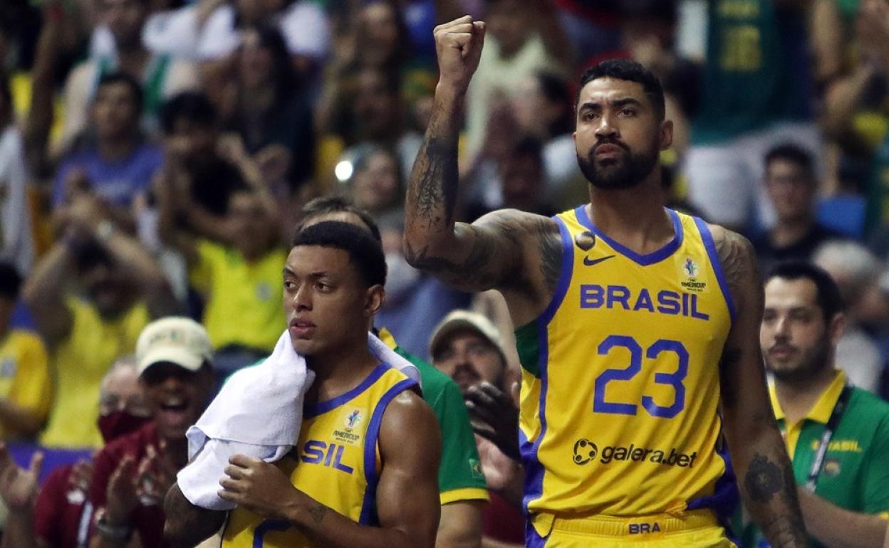 Lima anima a sus compañeros desde el banquillo. 