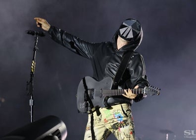 Imagen secundaria 1 - Arriba, Matt Bellamy en su actuación; sobre estas líneas, en su tema inicial, 'Will of the people', que interpretó enmascarado, y a la derecha, el escenario con el logo de su gira en letras de fuego junto al batería Dominic Howard. 