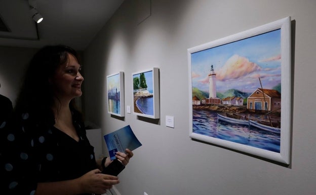 Anna Stebakova, junto a su pintura 'En tiempos pasados'. 