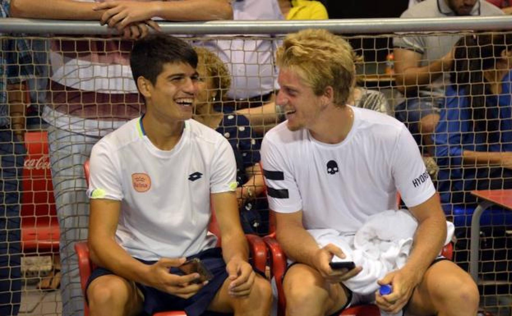 Un adolescente Carlos Alcaraz bromea con Davidovich en julio de 2018, tras medirse en la final de un torneo nacional en Inacua. 