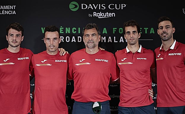 Pedro Martínez, Roberto Bautista, Sergi Bruguera (capitán, Albert Ramos y Marcel Granollers, el equipo español a la espera de Carlos Alcaraz, que llega este martes. 
