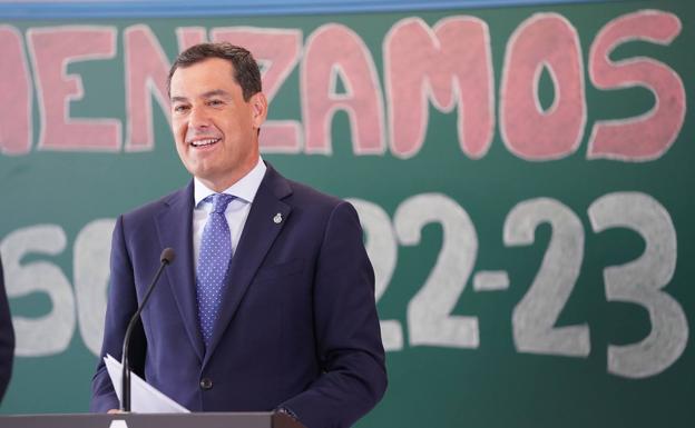 Juanma Moreno anuncia un cheque escolar de 100 euros por hijo para ayudar a las familias con menos recursos