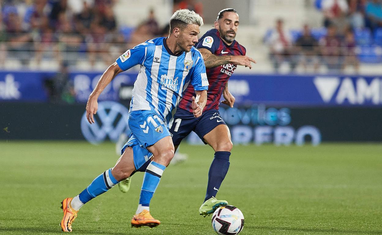 Álex Gallar, en un avance con el balón perseguido por Marc Mateu. 