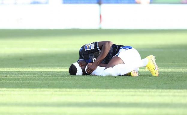 Umar Sadiq, tras caer lesionado ante el Getafe. 