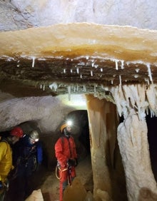 Imagen secundaria 2 - En la primera foto, estegamita, la más valiosa de la cueva, que ha sido rota (segunda foto) tras el estudio, según los autores del informe. En la tercera imagen, un disco de un tamaño inédito en la Península Ibérica. 