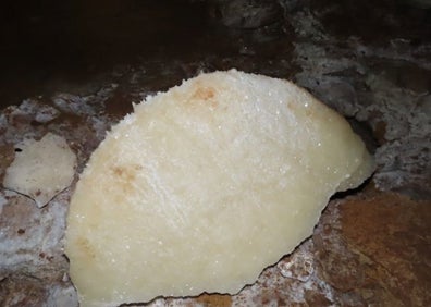 Imagen secundaria 1 - En la primera foto, estegamita, la más valiosa de la cueva, que ha sido rota (segunda foto) tras el estudio, según los autores del informe. En la tercera imagen, un disco de un tamaño inédito en la Península Ibérica. 