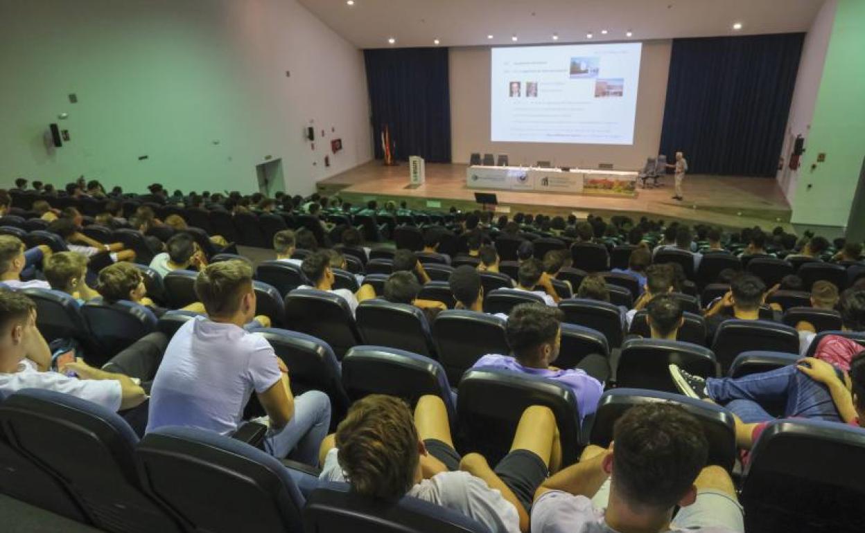 Acto de bienvenida a nuevos estudiantes en la ETSI de Telecomunicación, ayer martes. 