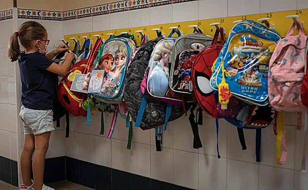 Moreno anuncia un cheque escolar de 100€ por hijo para familias con rentas menores de 15.000€