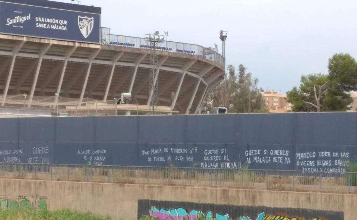 Parte de las pintadas que han aparecido esta mañana en La Rosaleda. 