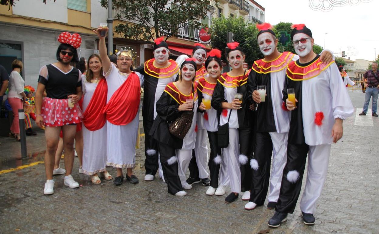 Un grupo de vecinos disfrazados en las fiestas de Villanueva del Trabuco.