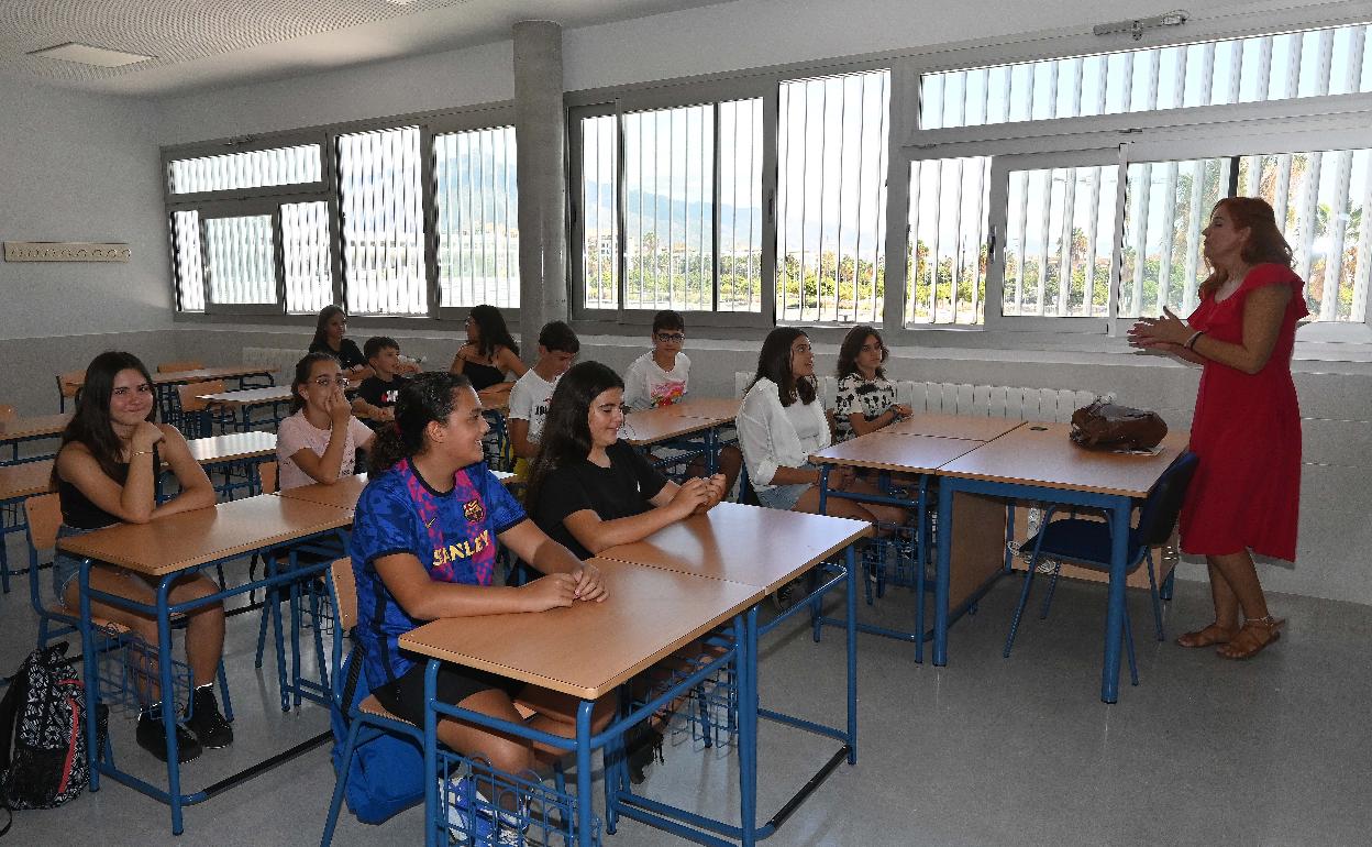 Alumnos y profesora en una de las aulas del recién inaugurado instituto de San Pedro Alcántara. 