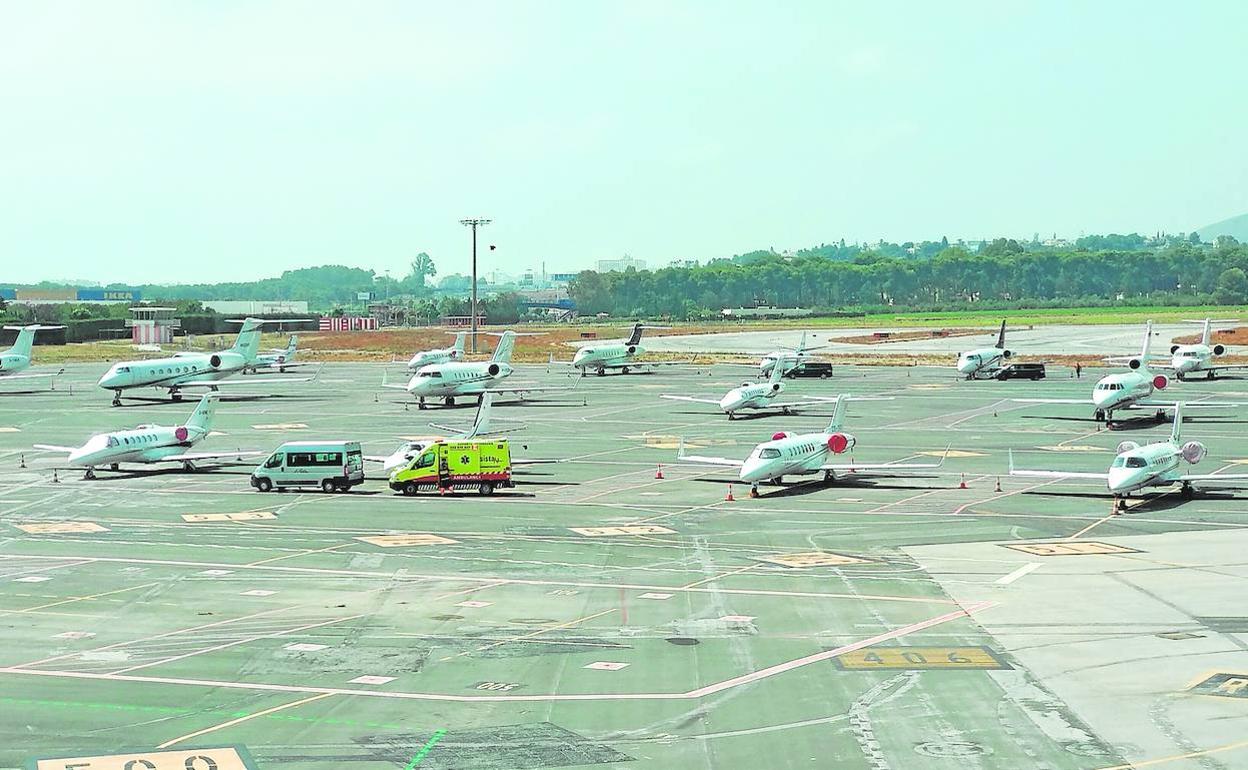 Aviones ejecutivos estacionados frente a la terminal de Aviación General del Aeropuerto de Málaga. 