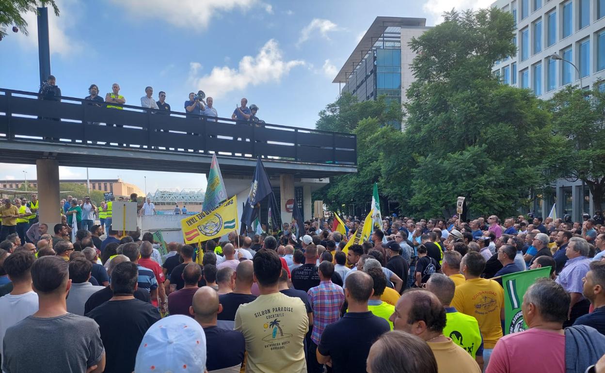 Participantes en la concentración celebrada este jueves en Sevilla. 