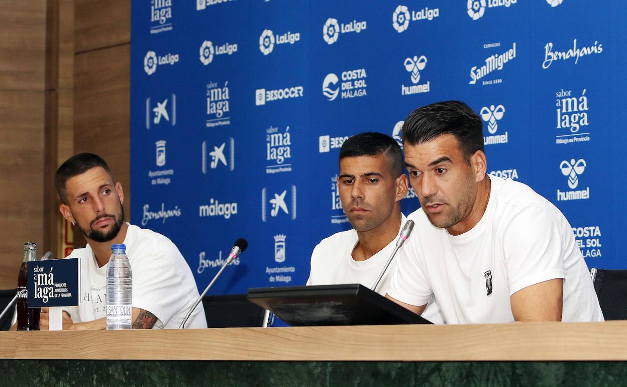 Fran Sol, Juanfran y Manolo Reina, durante la comparecencia de este jueves en la Rosaleda. 