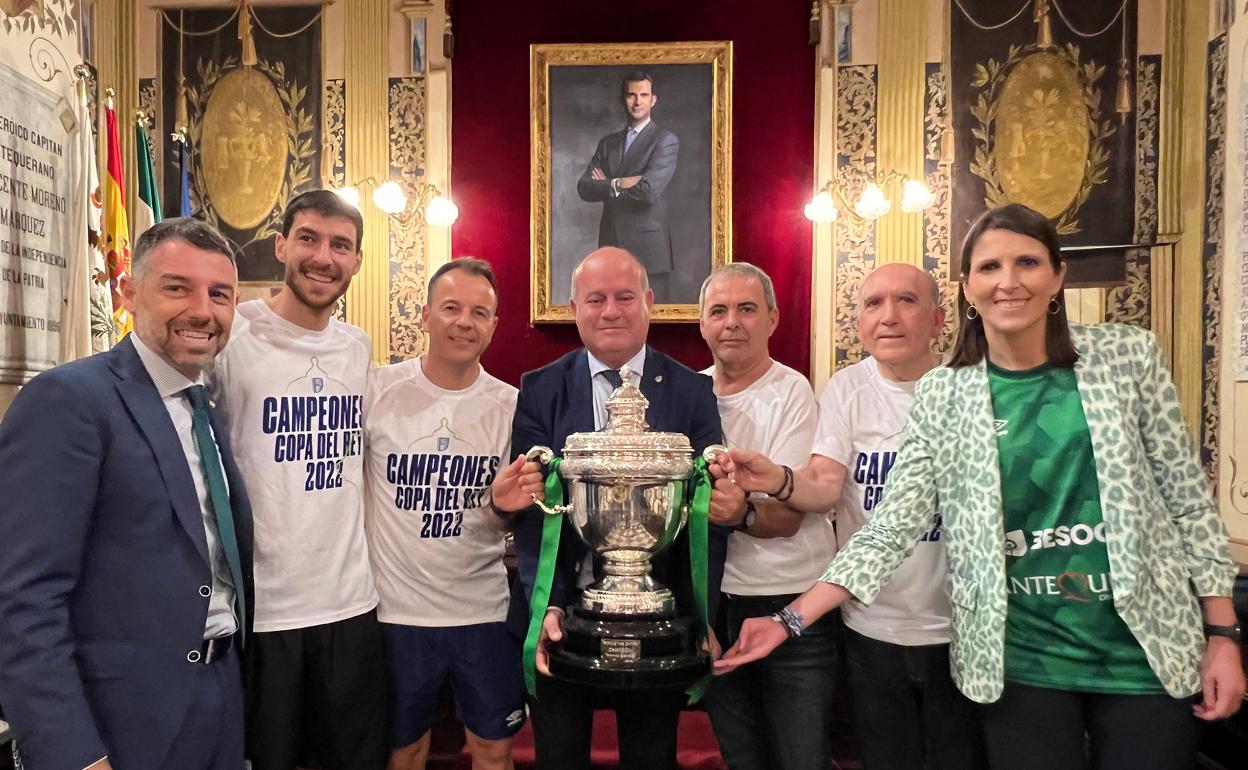 El equipo de fútbol sala con la Copa del Rey en el Salón de Plenos del Ayuntamiento de Antequera. 