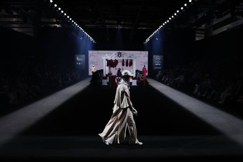 El joven malagueño fue este viernes el protagonista de la segunda jornada de la Mercedes-Benz Fashion Week, con permiso de la magistral aguja de Teresa Helbig. 