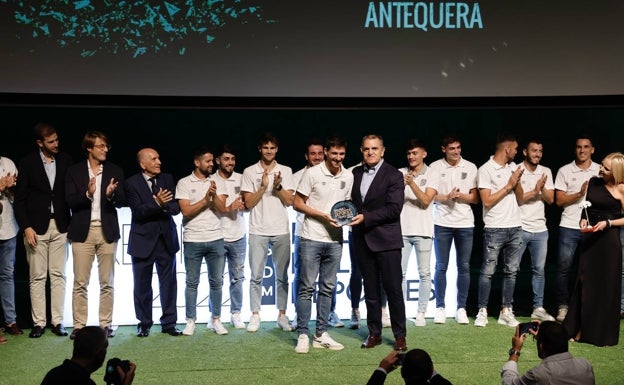 Imagen principal - Varios de los premiados: BeSoccer UMA Antequera, María Torres, Damián Quintero y Julio Cañete, hijo de Paco Cañete. 