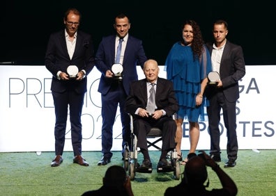 Imagen secundaria 1 - Reconocimiento al Club Femenino Málaga Costa del Sol; homenajes a Paco Cañete, Antonio Guadamuro y Jorge Ramos; Medalla de Honor a Jorge Mérida y discurso emotivo de Sarah Almagro. 