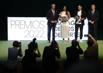 Imagen secundaria 1 - Varios de los premiados: BeSoccer UMA Antequera, María Torres, Damián Quintero y Julio Cañete, hijo de Paco Cañete. 