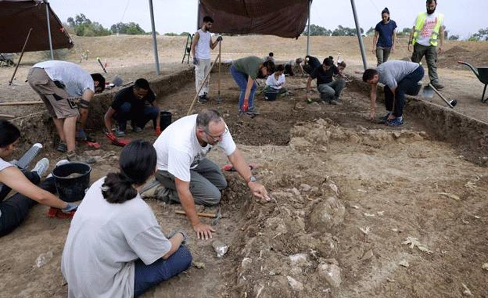 Arqueología Málaga: De ánforas a un toro fenicio: así descubre sus tesoros el Cerro del Villar