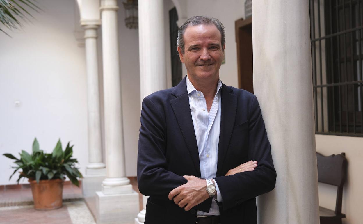 Pablo Atencia, en uno de los patios del antiguo Hospital de San Julián, sede de la Agrupación de Cofradías de Semana Santa. 