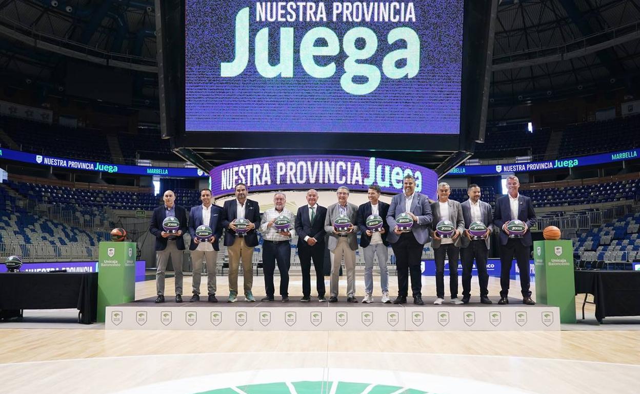 Los alcaldes de los municipios participantes en la campaña junto al presidente del Unicaja. 