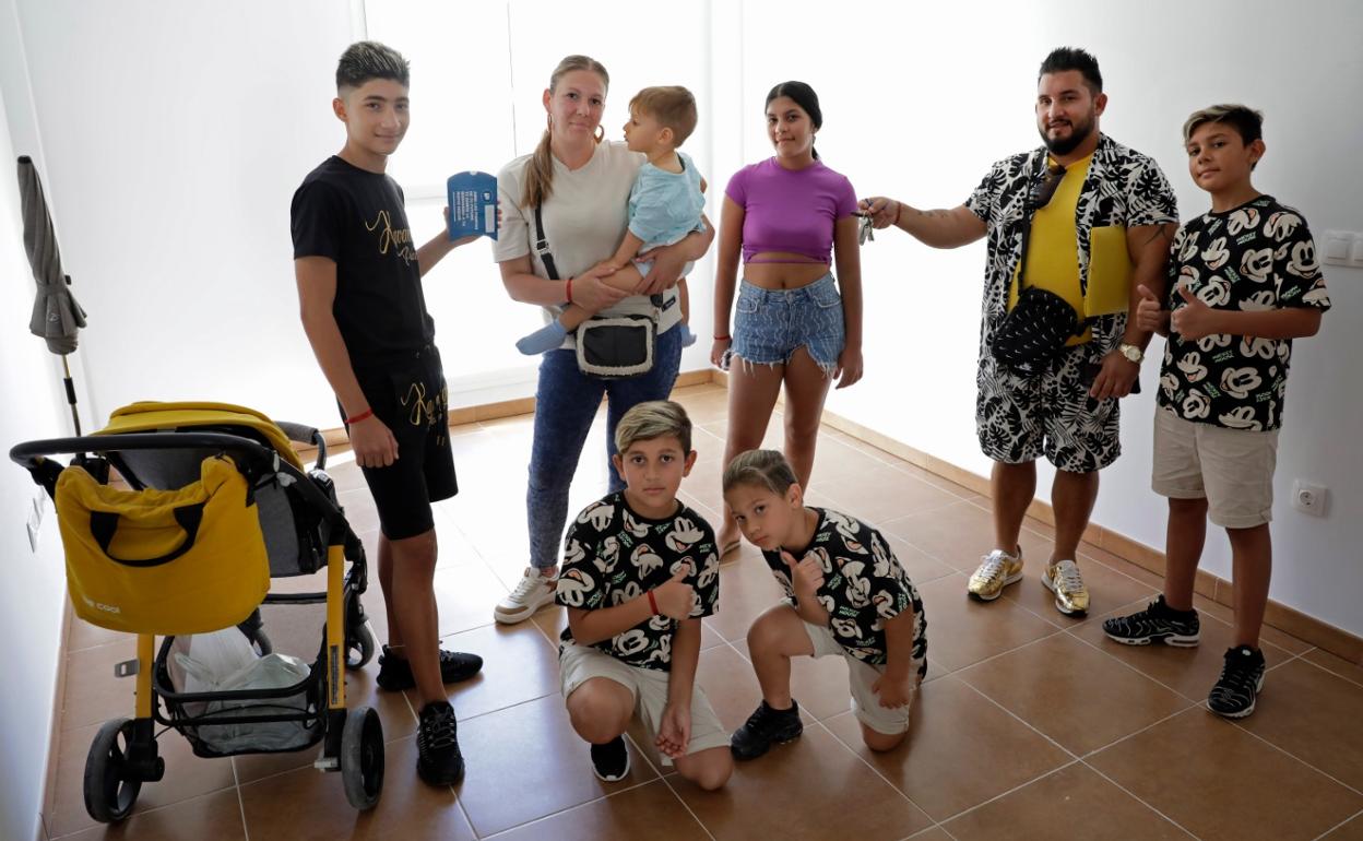 La familia Cortés Escalona, tras acceder por primera vez a su nueva vivienda. 