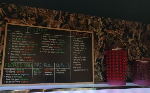 Tablón con las diferentes variedades de marihuana que al parecer vendían en el local. 