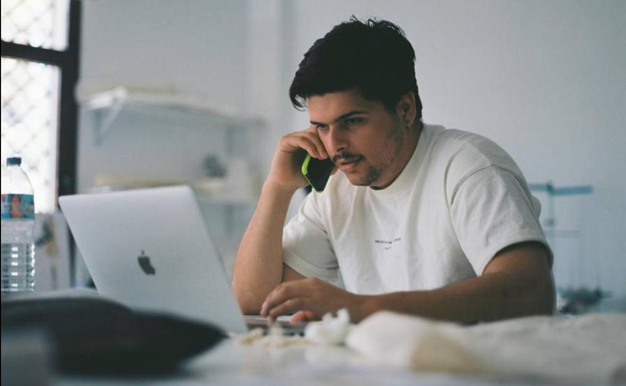 Álvaro Calafat, la revelación malagueña de la moda: «No tengo ni idea de cómo he pasado del sótano de mi casa a la pasarela de Madrid»