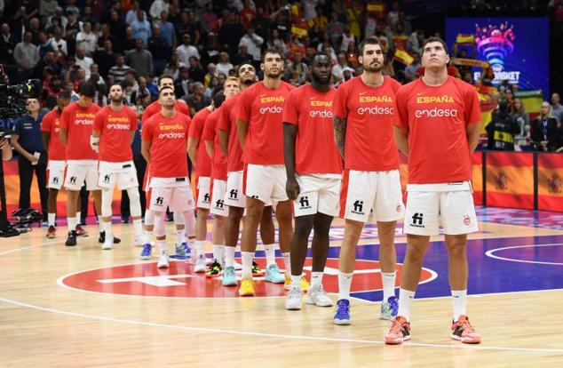 Los jugadores de la selección española escuchan el himno antes de la final.