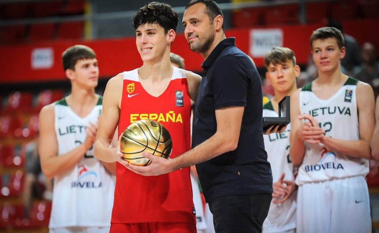 Mario Saint-Supery recibe el trofeo de MVP del Europeo sub-16. 