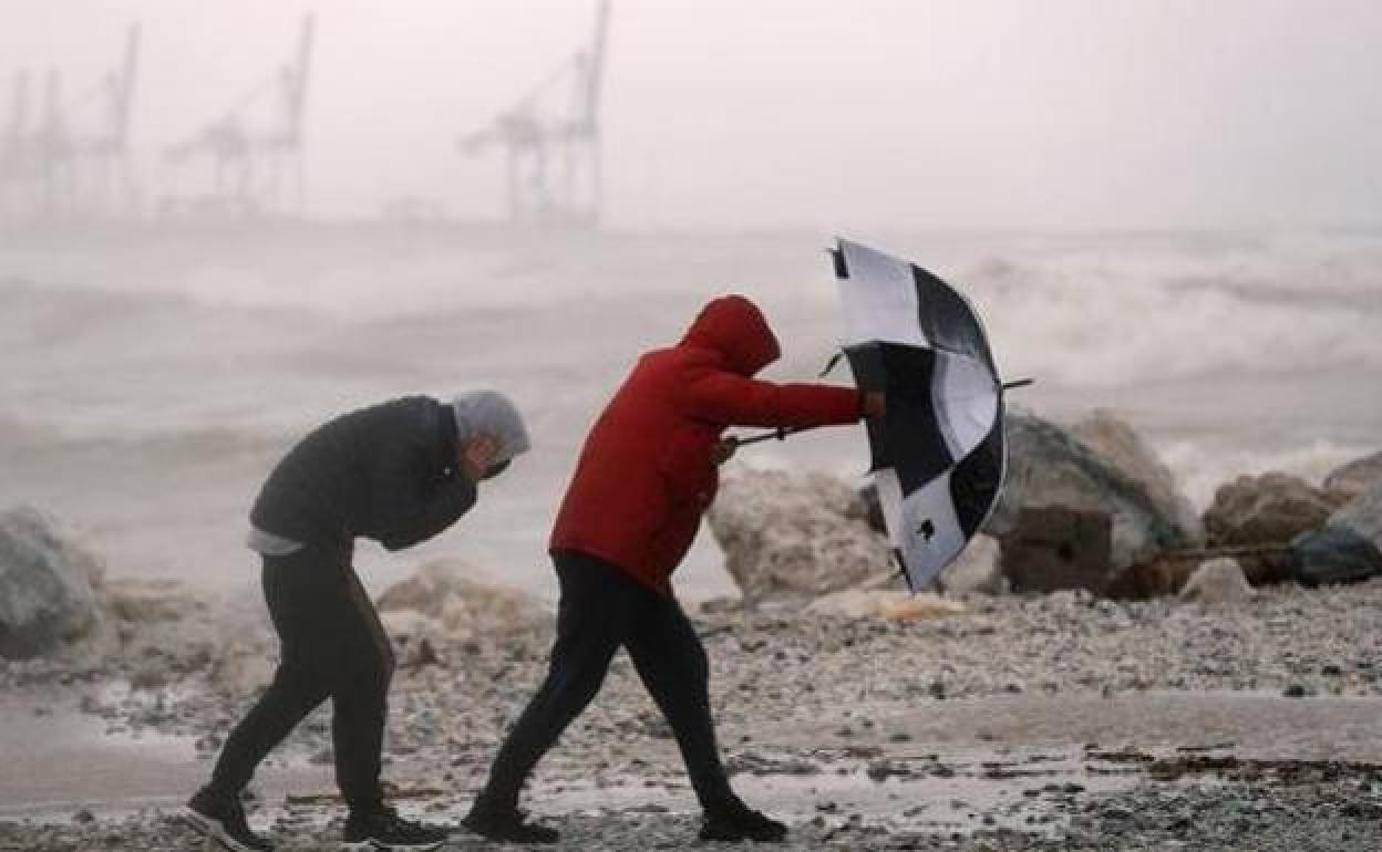 Aemet: Cambio del tiempo en Andalucía: aviso amarillo por fenómenos costeros y viento este domingo