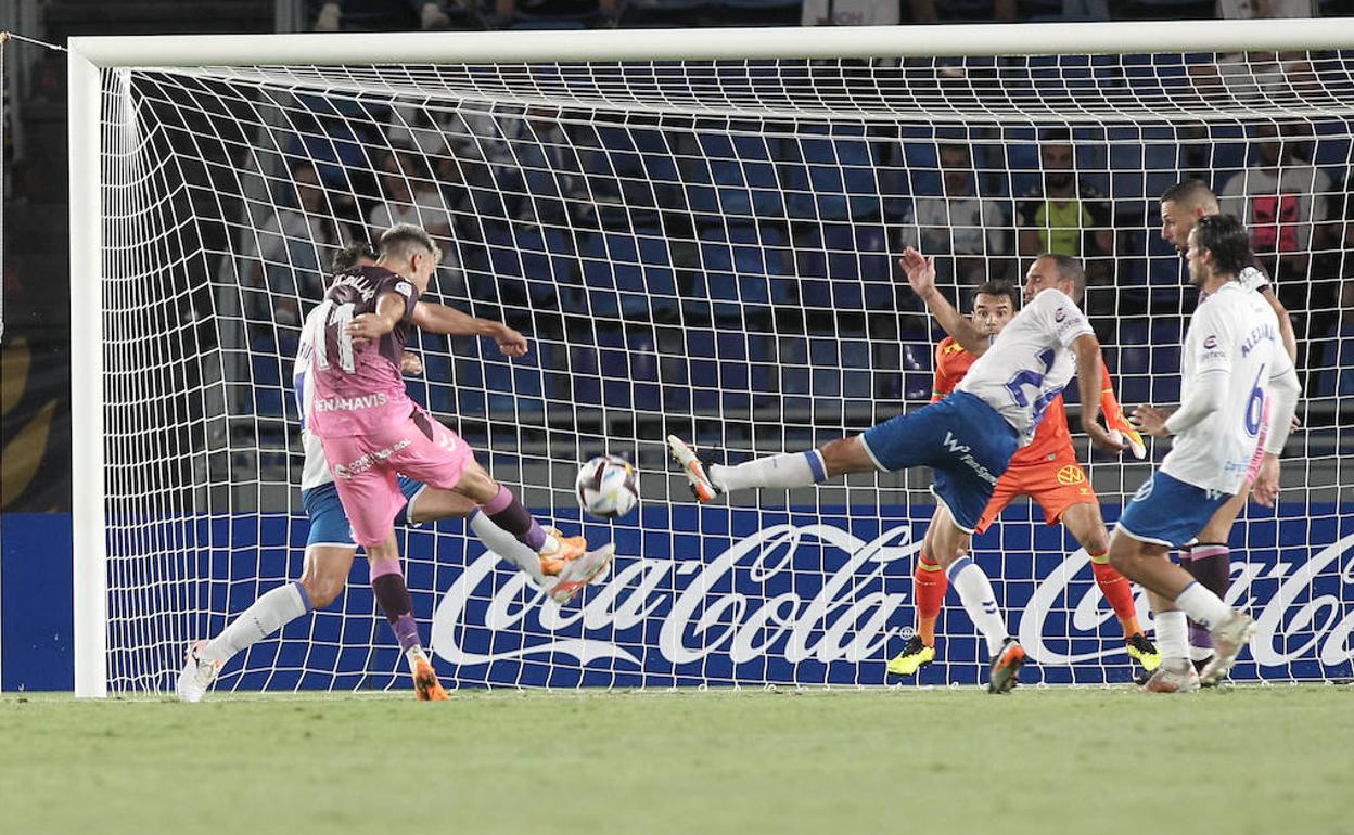 Álex Gallar dispara para conseguir el empate en el partido al borde del descanso. 