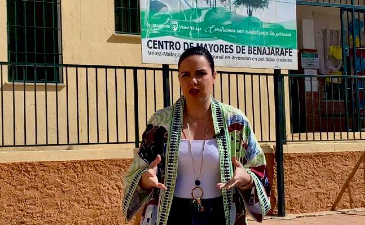 La edil y diputada provincial Lourdes Piña, junto al cartel anunciador del hasta ahora proyecto de centro mayores en Benajarafe. 