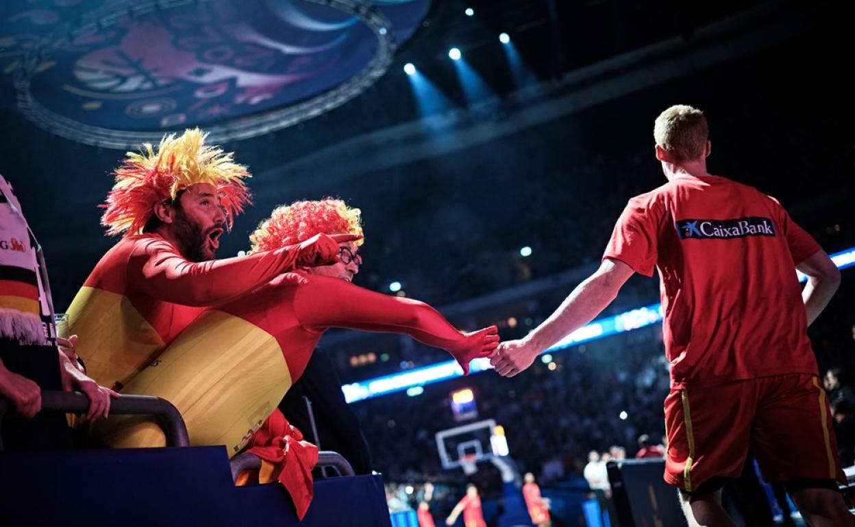 Alberto Díaz saluda a unos aficionados españoles durante el Eurobasket. 