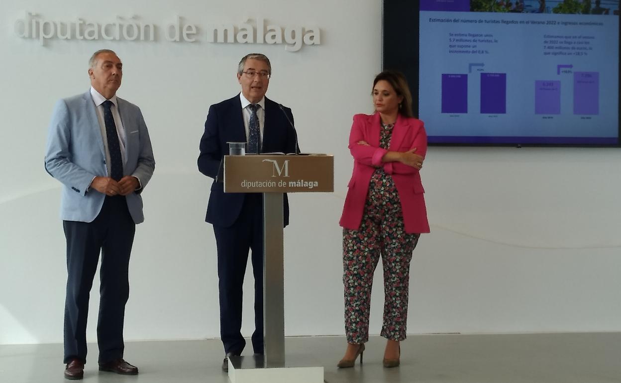 Díaz, Salado y Del Cid, en la presentación del balance de un verano en el que la Costa recupera los datos de 2019. 