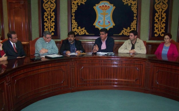 Gabriel Broncano, durante su etapa al frente de los empresarios nerjeños, en una reunión con el alcalde. 