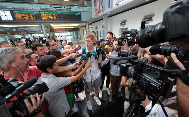 Imagen principal - Llegada de los jugadores del Unicaja a Málaga este mediodía. 