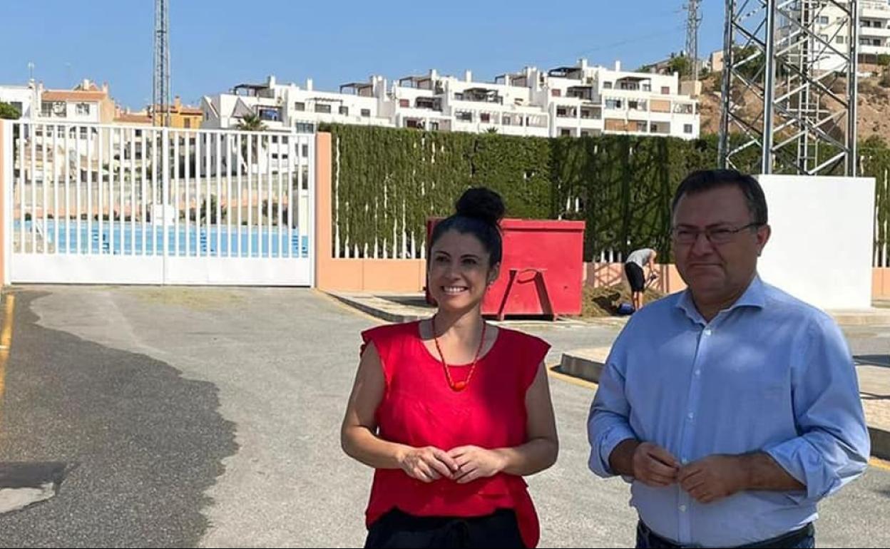 Patricia Gutiérrez y el senador socialista Miguel Ángel Heredia, junto a la Ciudad Deportiva Enrique López Cuenca. 