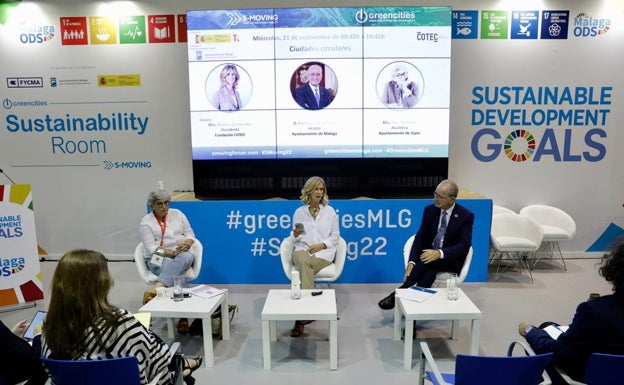 González, Garmendia y De la Torre, ayer , en el Foro de Inteligencia y Sostenibilidad Urbana. 