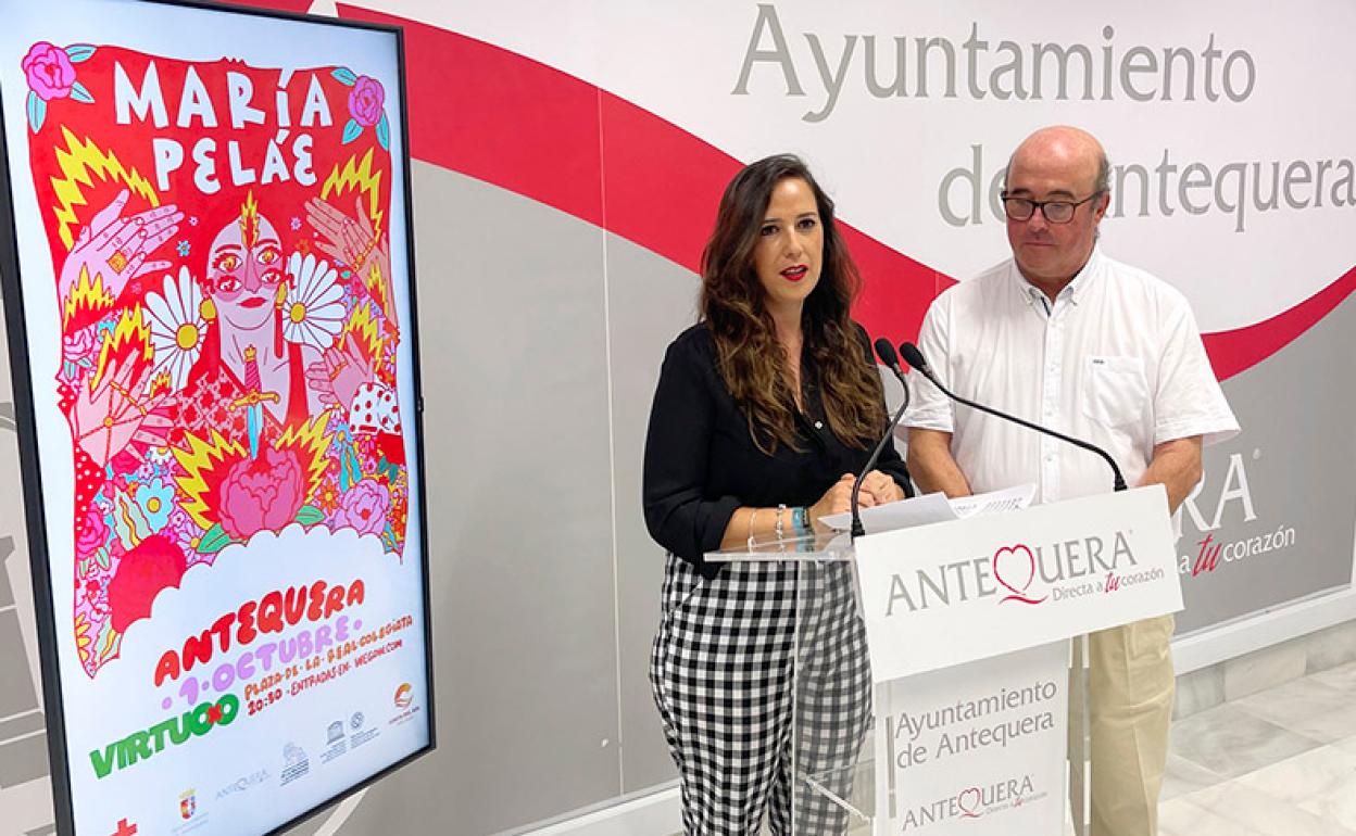 La teniente de alcalde Ana Cebrián y el responsable de Cruz Roja en Antequera, Francisco Pérez, anunciando el concierto. 