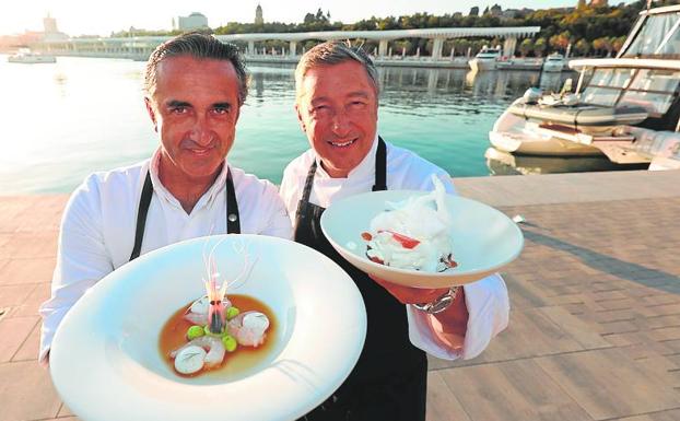 Los cocineros, en el Puerto con dos de sus creaciones 