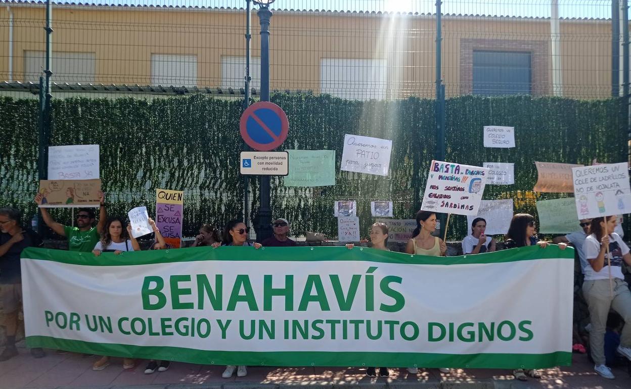 Concentración de padre de alumnos en el colegio Daidín de Benahavís, a primera hora de la tarde. 