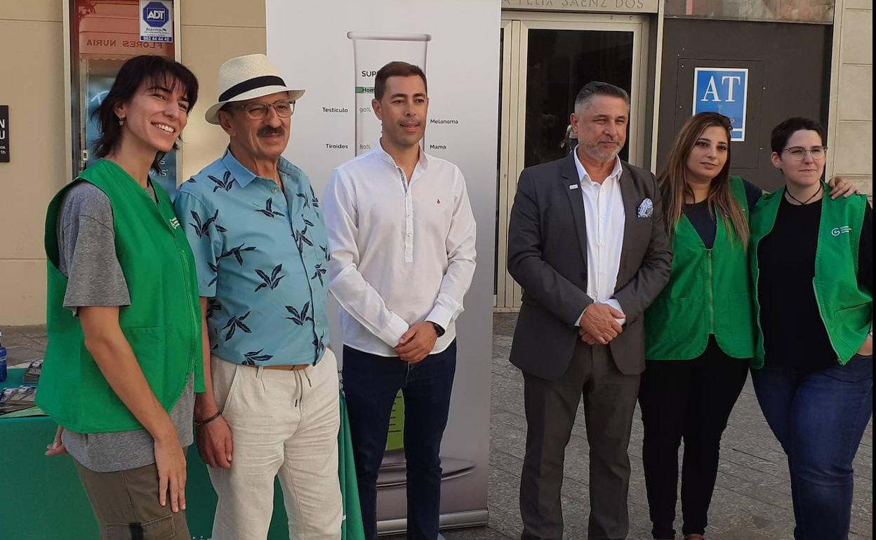 Antonio Ramón Fernández, Bernardo Herrera y Joaquín Morales, en la plaza de Félix Sáenz, con voluntarias de la AECC. 