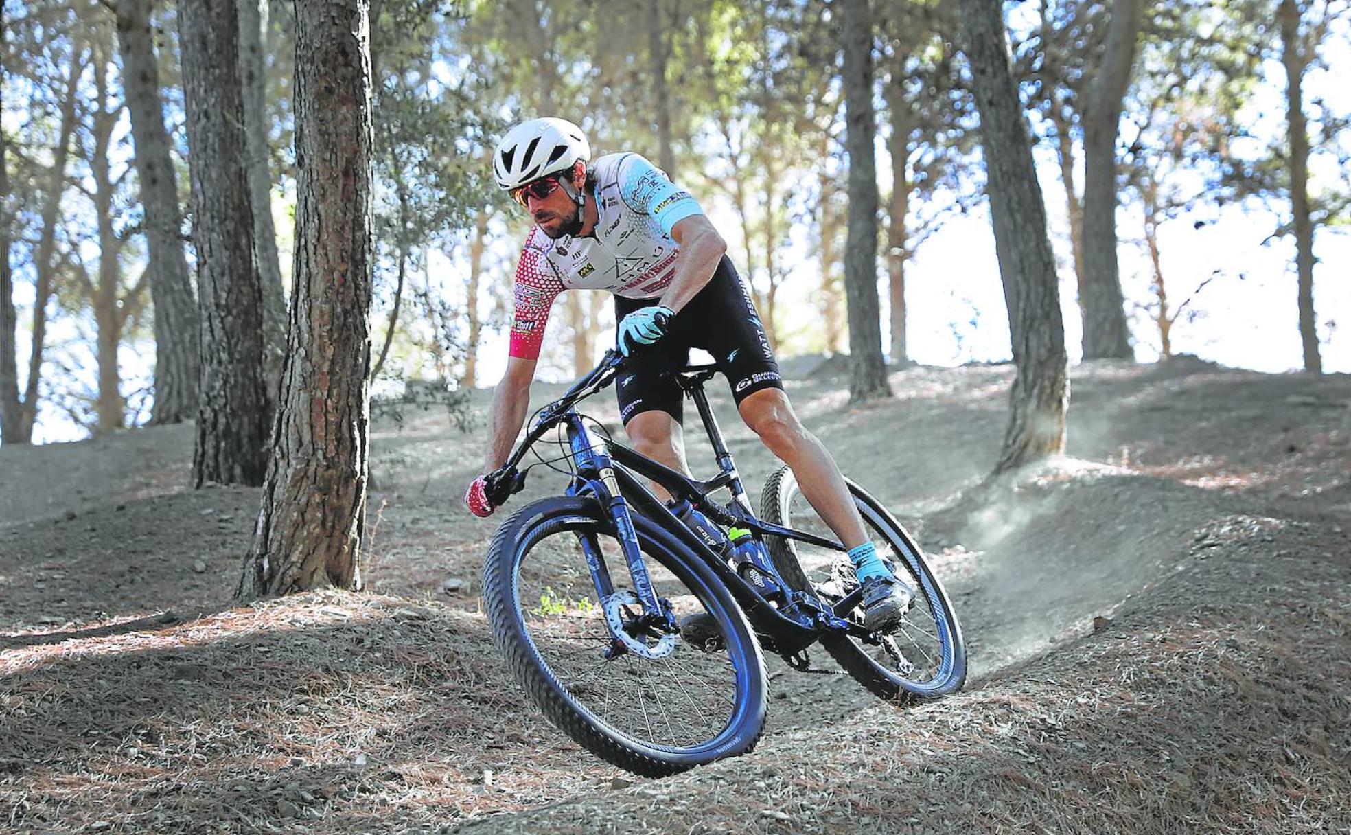 Andrés Carnevali, en un descenso en un entrenamiento en los Montes de Málaga. 