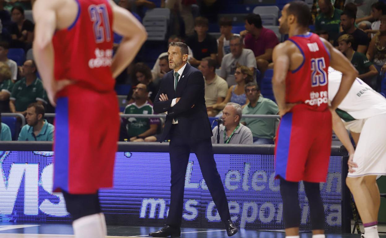 Ibon Navarro, en un gesto serio desde la banda durante el partido de este viernes. 