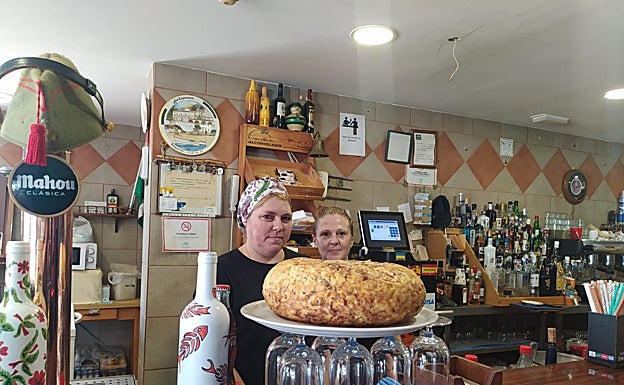 Imagen principal - Arriba Ángela Abdukla y Evedina Rivera, con otra de las tortillas gigantes que elaboran a diario y debajo varia de sus trabajos. 